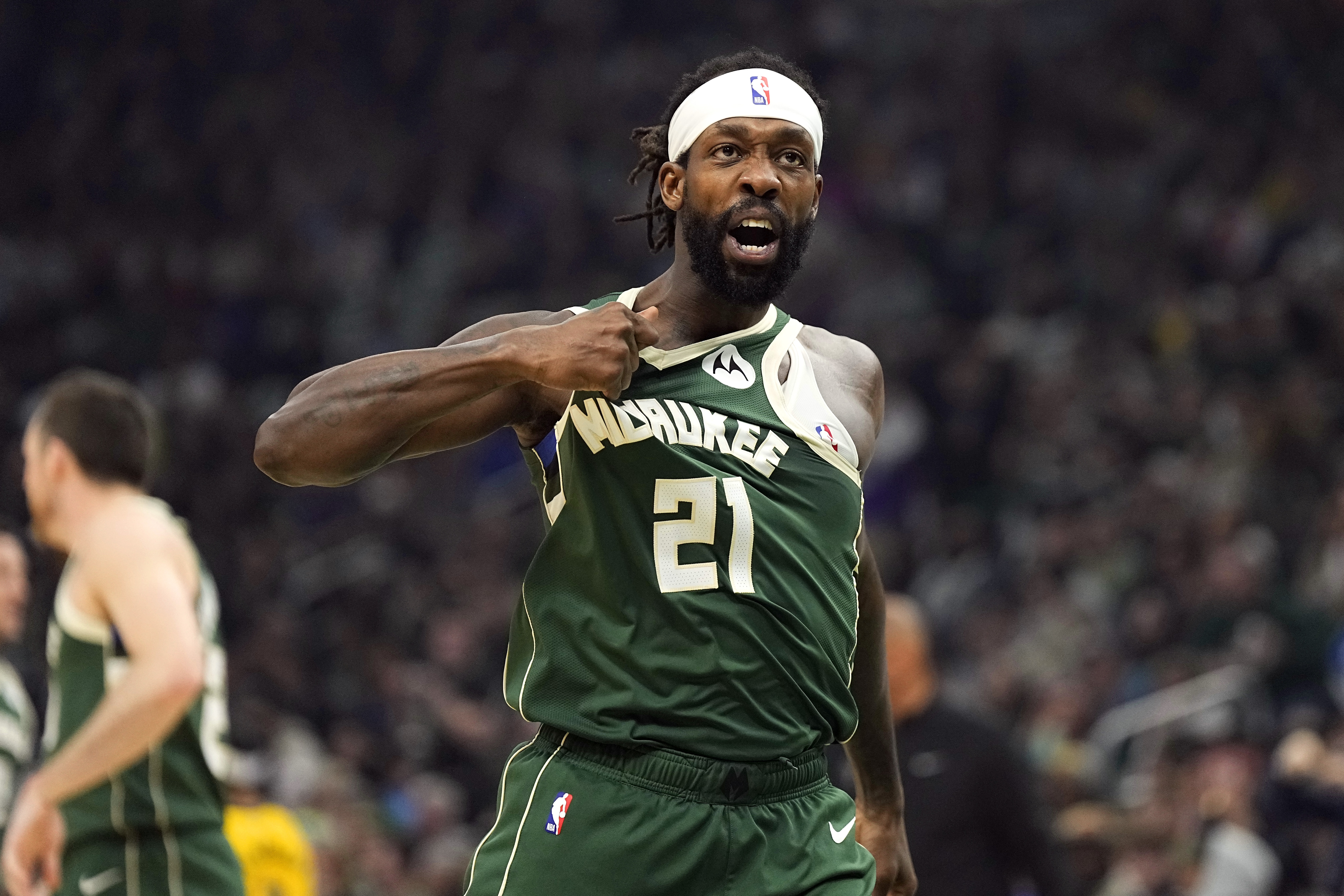此前被NBA停薪禁賽4場(chǎng)！兩名步行者球迷起訴去年用球砸人的貝弗利