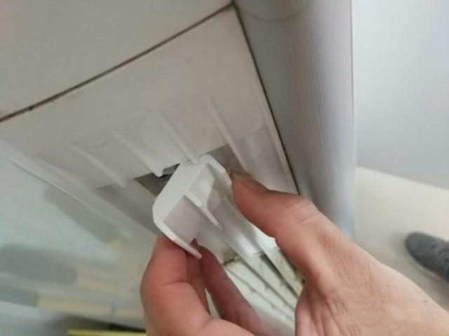 我們需要先從側(cè)面（側(cè)面有柵欄）找到一個(gè)蓋子