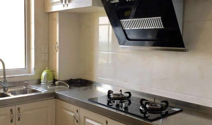 抽油煙機拔掉電源，然后后把油煙機從安裝位置卸下。