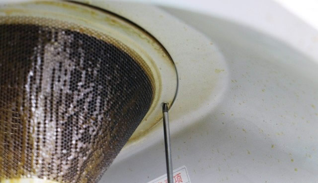 中式油煙機(jī)的濾網(wǎng)一般有三個(gè)螺絲三角固定