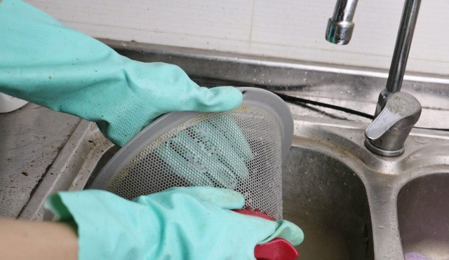 清洗濾網(wǎng)時(shí)需要小心擦拭