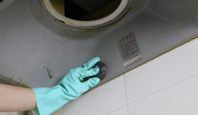 清洗之前也需要噴灑一些清洗劑，