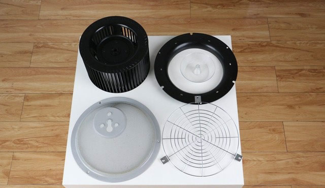 我們將清洗之后的配件擺放好，準(zhǔn)備安裝回油煙機(jī)