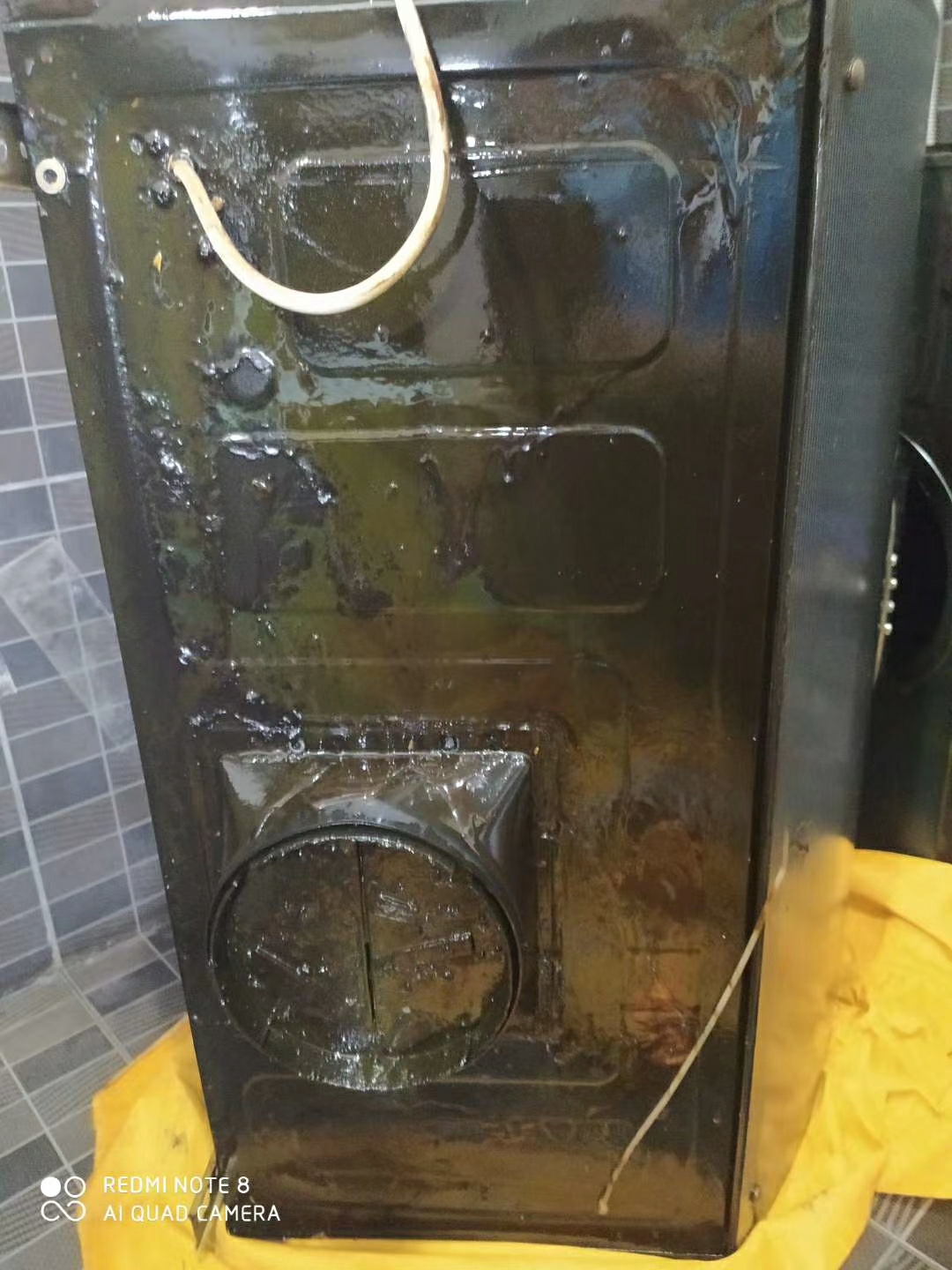 油煙機長期不清洗，油煙機頂部會布滿重油污