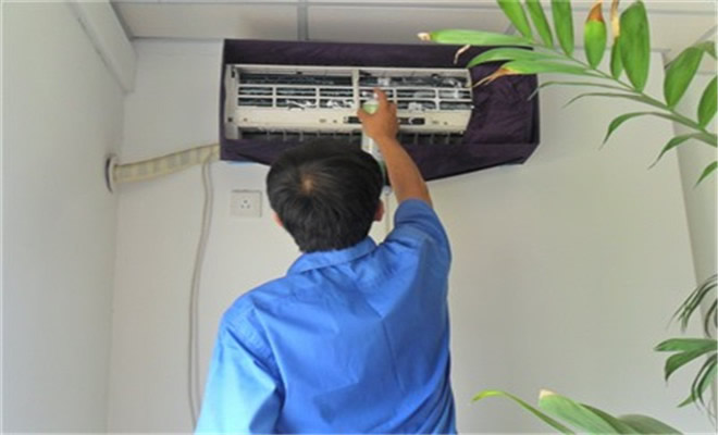空調(diào)1年進行一次專業(yè)的清洗